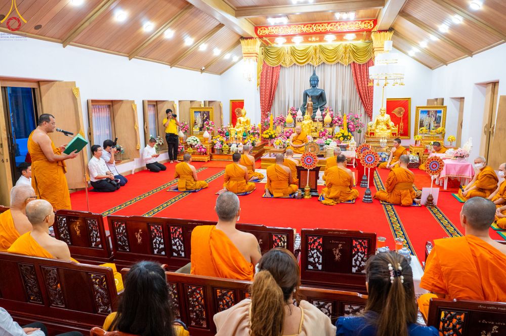 ภาพ No.78551:พิธีต้อนรับสัญญาบัตร พัดยศ ผ้าไตรและถวายมุทิตาสักการะฯ พระครูสิทธิรัตนวิเทศ และ พระครูวิเทศสันติคุณ วันอังคารที่ 28 มีนาคม พ.ศ. 2566 ณ อุโบสถวัดพระธรรมกาย