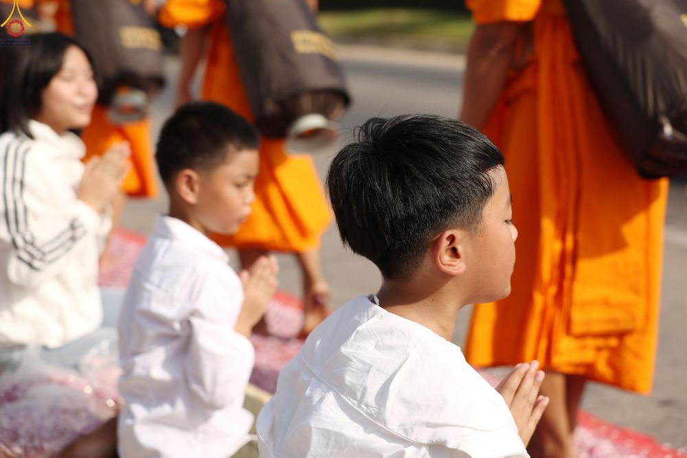 ภาพ No.287443:วันที่ 3 มกราคม พ.ศ. 2569 พิธีต้อนรับพระธรรมยาตรา ในโครงการธรรมยาตรา กตัญญูบูชา มหาปูชนียาจารย์ พระมงคลเทพมุนี(สด จนฺทสโร) พระผู้ปราบมาร อนุสรณ์สถาน 7 แห่ง ปีที่ 14 ณ อนุสรณ์สถานมหาวิหารพระมงคลเทพมุนี (โลตัสแลนด์) อ.สองพี่น้อง จ.สุพรรณบุรี