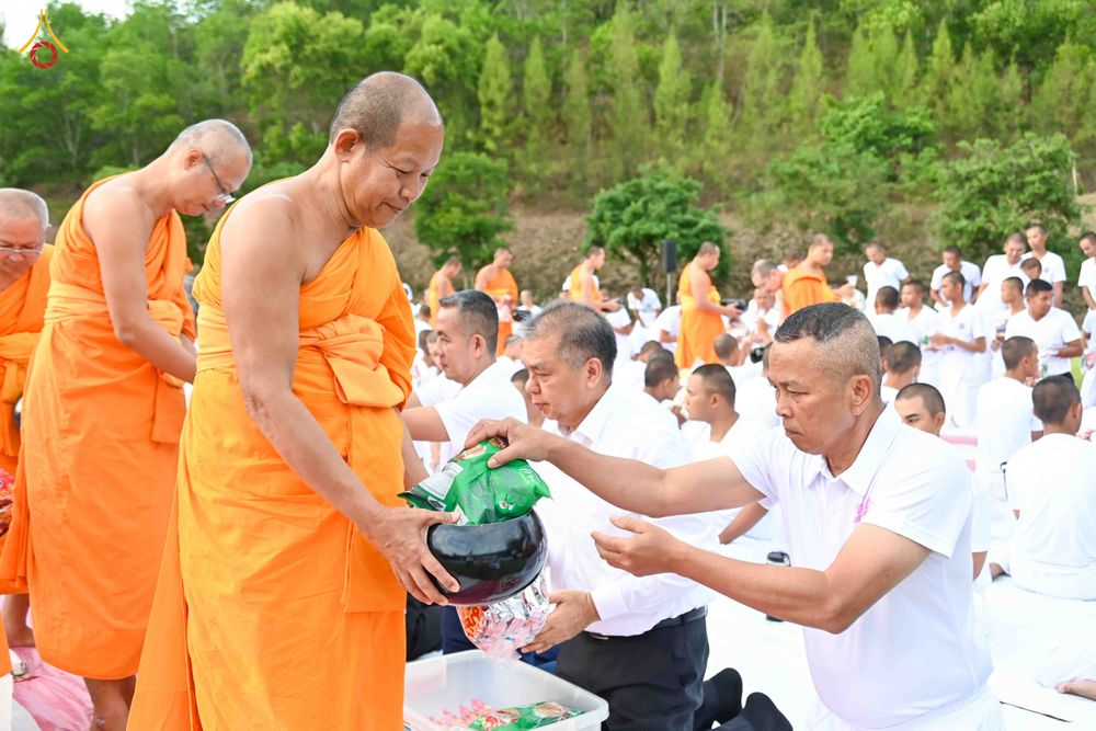 ภาพ No.341025:วันที่ 26 กรกฎาคม พ.ศ. 2569 โครงการพัฒนาคุณธรรม จริยธรรม สำหรับนักเรียนนายสิบตำรวจ (นสต.) รุ่นที่ 17 ศูนย์ฝึกอบรมตำรวจภูธรภาค 1 ได้จัดกิจกรรม ตักบาตรเพื่อน้อมอุทิศถวายเพื่อเป็นพระราชกุศลฯ  และปฏิบัติธรรม ติวธรรมมะ ณ ศูนย์ปฏิบัติธรรมเวิล์ดพีช วัลเล่ย์ (Wo