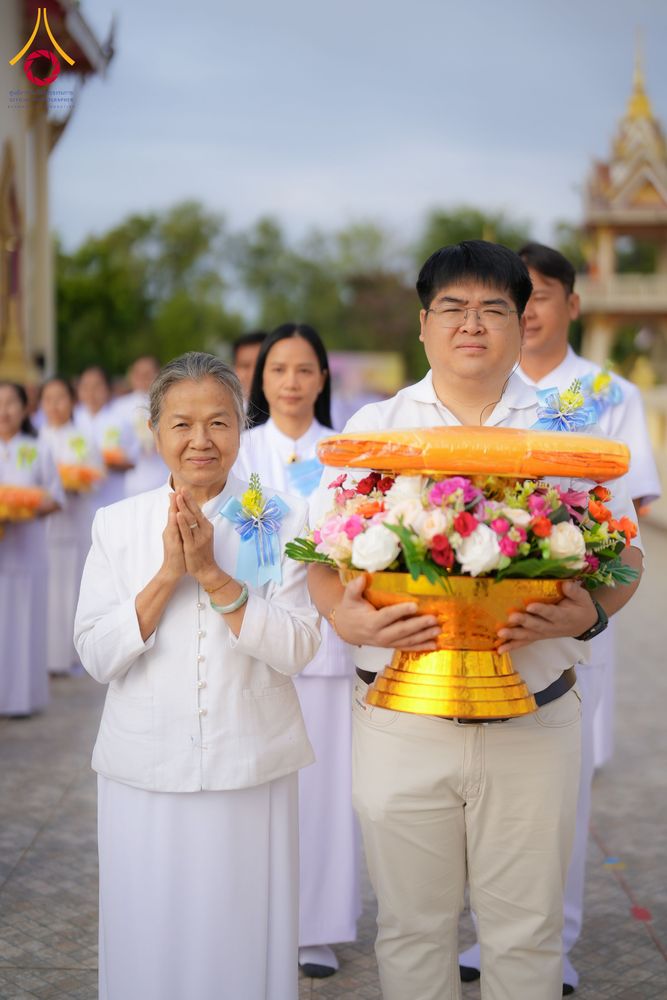 ภาพ No.278539:วันอาทิตย์ที่ 14 ธันวาคม พ.ศ.2568  พิธีเวียนประทักษิณ พิธีวันทาสีมาพระประธาน โครงการบวชบูชาธรรมมหาปูชนียาจารย์ ของศูนย์ปฏิบัติธรรมบุรีรัมย์ ณ วัดกลาง พระอารามหลวง จังหวัดบุรีรัมย์