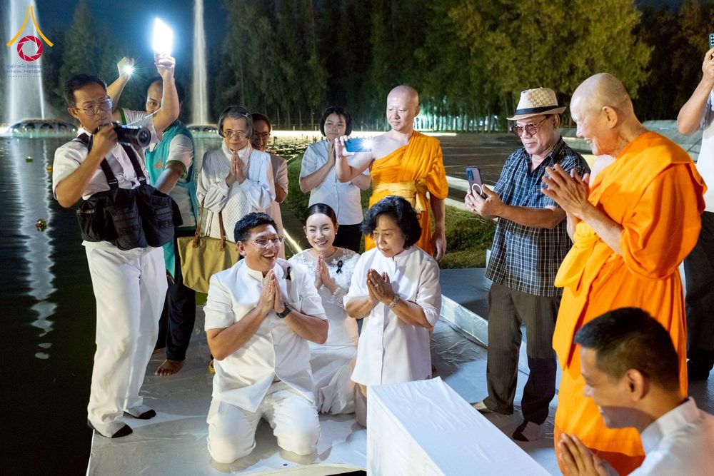 ภาพ No.266439:วันพุธที่ 5 พฤศจิกายน พ.ศ. 2568 (วันพระ ขึ้น 15 ค่ำ เดือน 12) พิธีลอยกระทงธรรม  ณ สระมหาเศรษฐีทะเลบุญ มหาวิหารพระมงคลเทพมุนี วัดพระธรรมกาย จ.ปทุมธานี