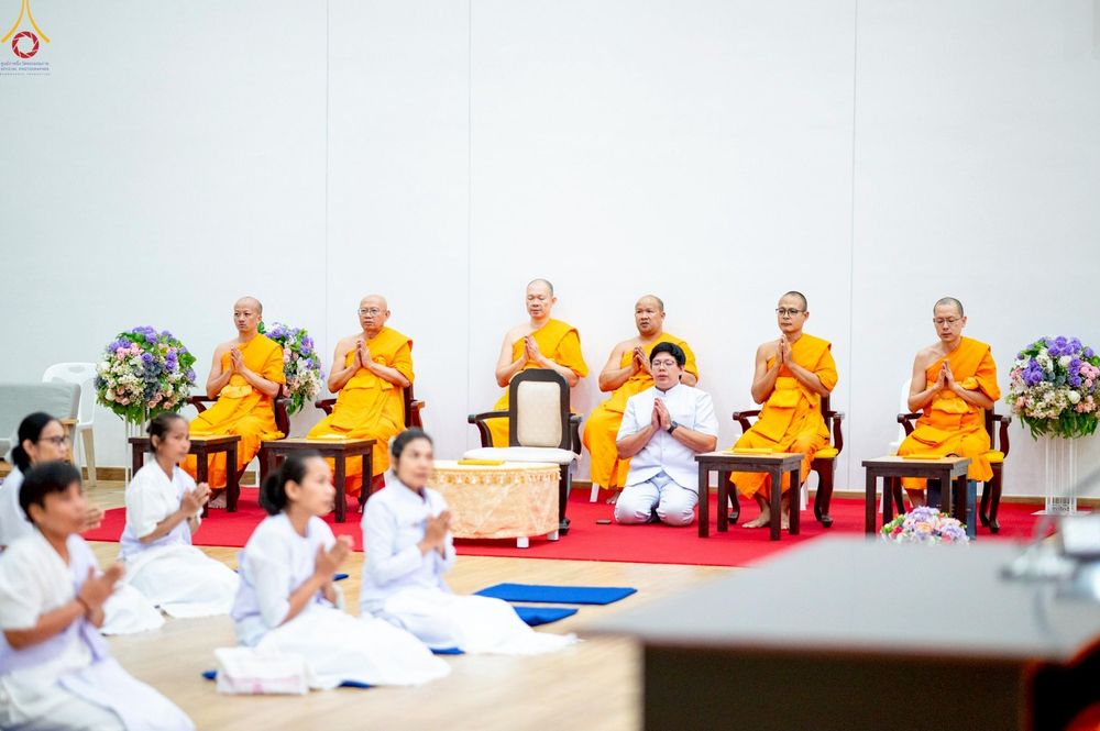 ภาพ No.242864:วันที่ 29-31 สิงหาคม พ.ศ. 2568 องค์กรภาคีเครือข่าย “บวร” (บ้าน-วัด-โรงเรียน-ราชการ) อ.คลองหลวง จัดบวชอุบาสิกาแก้ว ถวายพระราชกุศลแด่สมเด็จพระพันปีหลวง - กตัญญูบูชาแด่ผู้มีพระคุณ