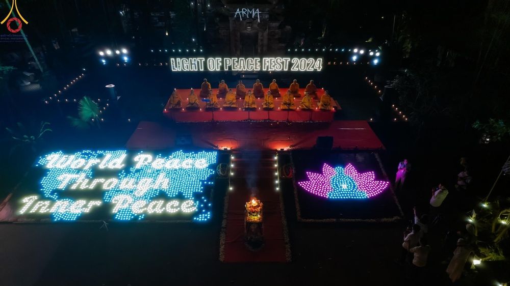 ภาพ No.156522:วัดพุทธบาหลีและวัดพระธรรมกาย จัดปฏิบัติธรรมนานาชาติ 1,151 คนจาก 78 ประเทศ ใน "วันสันติภาพสากล" ณ บาหลี อินโดนีเซีย วันเสาร์ที่ 21 กันยายน พ.ศ. 2567 เวลา 16.00-21.00 น. ณ พิพิธภัณฑ์ ARMA เมืองอูบุด จังหวัดบาหลี ประเทศอินโดนีเซีย