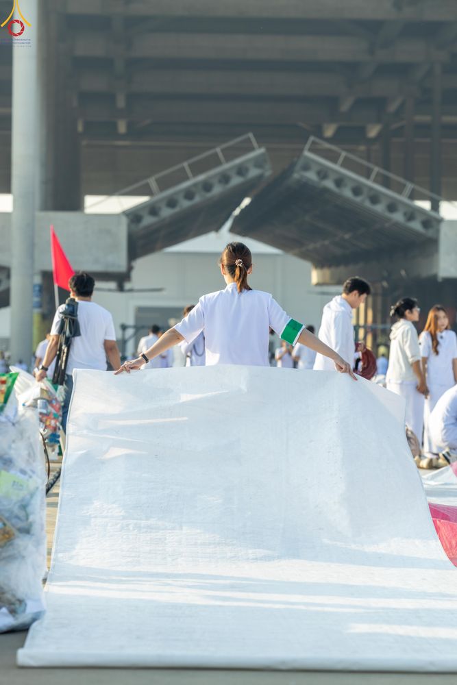 ภาพ No.279941:วันที่ 1 มกราคม พ.ศ.2569 พิธีตักบาตรในวันขึ้นปีใหม่ ณ ลานธรรม วัดพระธรรมกาย