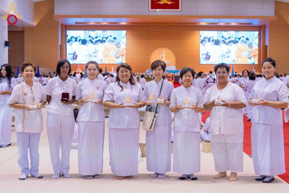 ภาพ No.338129:วันอาทิตย์ต้นเดือน 5 กรกฎาคม พ.ศ.2569 สัมมนาพิเศษ พิธีมอบพระของขวัญ ณ ห้องแก้วสารพัด1 วัดพระธรรมกาย