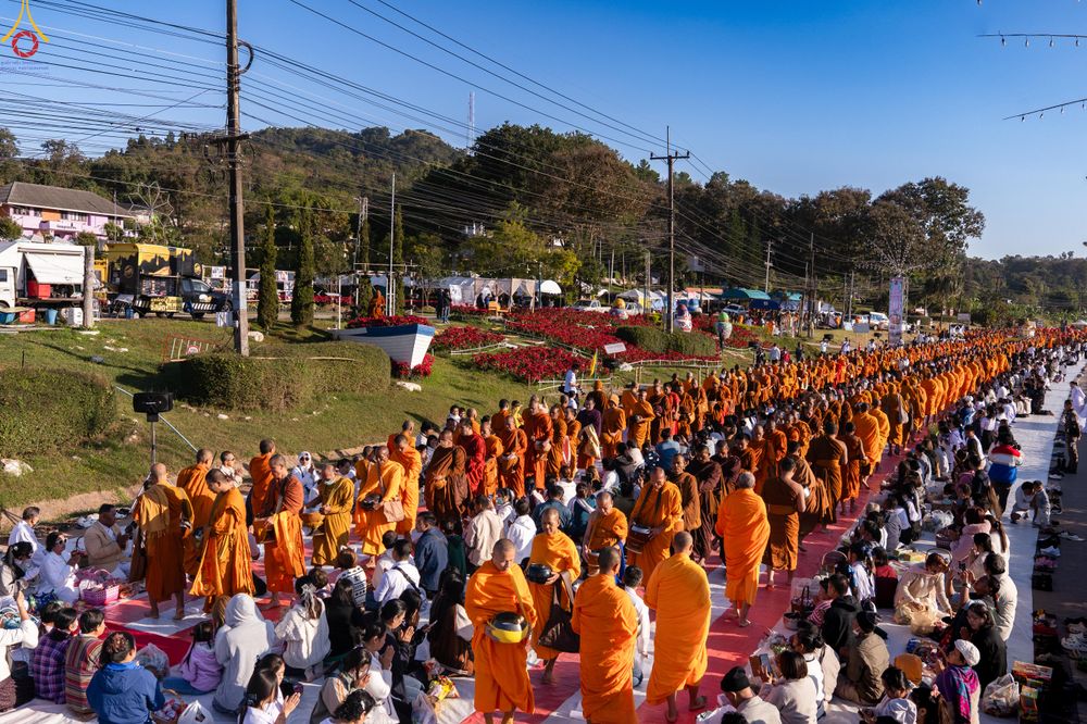 ภาพ No.281418:วันเสาร์ที่ 27 ธันวาคม พ.ศ.2568 พิธีตักบาตรพระ ๑,๐๐๐ รูป   เพื่อความเป็นสิริมงคลแก่ชีวิตและแผ่นดินไทย  มหากุศลครั้งยิ่งใหญ่แห่งปี ส่งท้ายปีเก่า ต้อนรับปีใหม่  ณ ถนนหน้าที่ว่าการอำเภอภูเรือ จังหวัดเลย