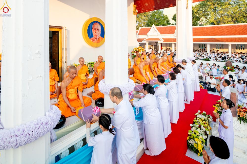 ภาพ No.297567:วันที่ 18 มกราคม พ.ศ. 2569 พิธีตักบาตรพระธรรมยาตรา ณ วัดโบสถ์บน ต.บางคูเวียง จ.นนทบุรี อนุสรณ์สถานลำดับที่ 4 สถานที่เกิดด้วยกายธรรม ในโครงการธรรมยาตรา กตัญญูบูชา มหาปูชนียาจารย์ พระมงคลเทพมุนี(สด จนฺทสโร) พระผู้ปราบมาร อนุสรณ์สถาน 7 แห่ง ปีที่ 14