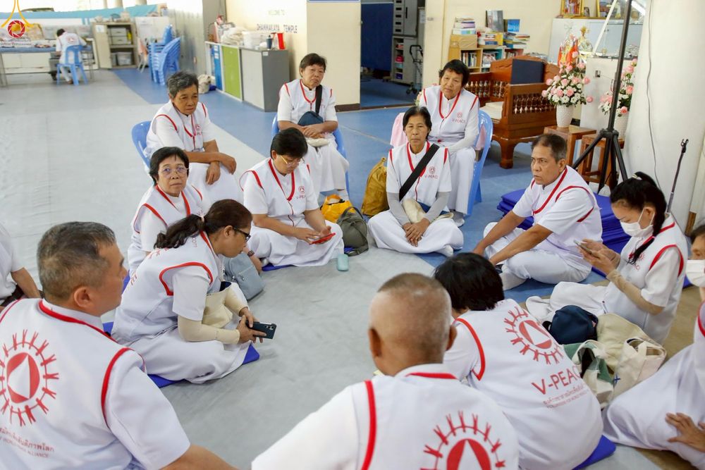 ภาพ No.295970:ภาพเบื้องหลังอาสาสมัครรวมใจ ชุดที่ 1 ในโครงการธรรมยาตรา กตัญญูบูชา มหาปูชนียาจารย์ พระมงคลเทพมุนี(สด จนฺทสโร) พระผู้ปราบมาร อนุสรณ์สถาน 7 แห่ง ปีที่ 14