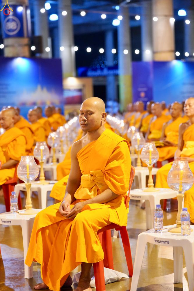 ภาพ No.331053:วันวิสาขบูชา อาทิตย์ที่ 31 พฤษภาคม พ.ศ.2569 พิธีจุดวิสาขประทีป , พิธีเวียนประทักษิณ  รอบพระมหาธรรมกายเจดีย์  และพิธีฉลองชัยสวดมนต์บทธัมมจักกัปปวัตนสูตร  ครบ 8,415,000,000 จบ ณ วัดพระธรรมกาย