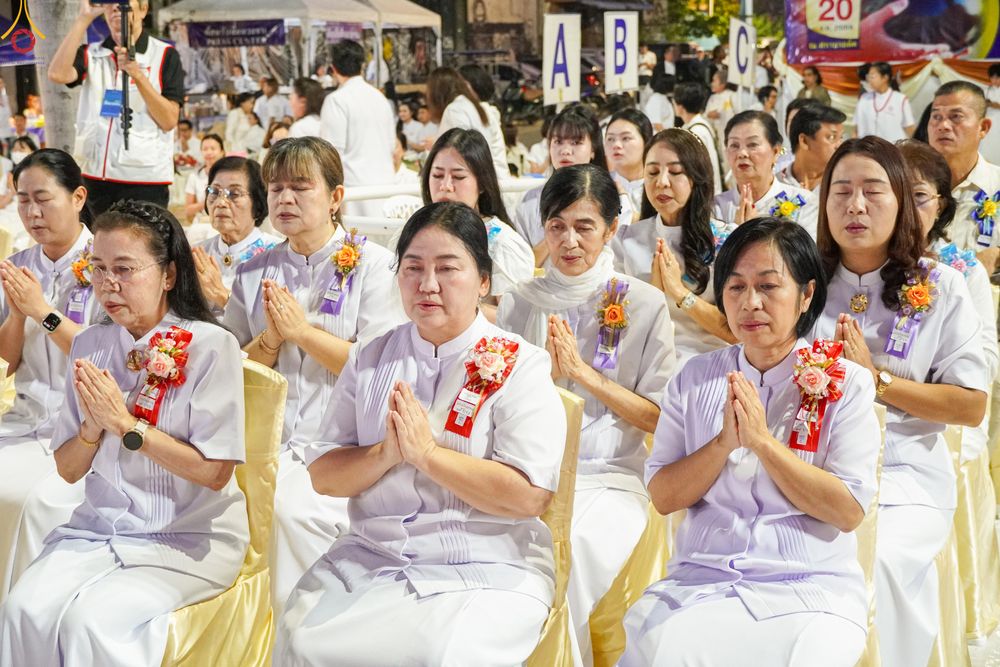 ภาพ No.282583:วันเสาร์ที่ 20 ธันวาคม พ.ศ.2568 พิธีตักบาตรพระ 10,000 รูป (ชุด 2) เนื่องในโอกาส 194 ปี จังหวัดกาญจนบุรี และอุทิศส่วนกุศลให้แด่บรรพชนทั้งหลาย บริเวณถนนสองแคว (Skywalk) เมืองกาญจนบุรี