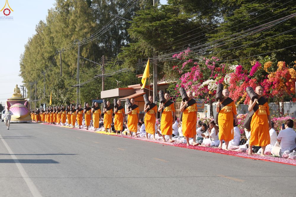 ภาพ No.292835:วันที่ 11 มกราคม พ.ศ. 2569 พิธีต้อนรับพระธรรมยาตรา ณ อนุสรณ์สถานลำดับที่ 3 สถานที่เกิดในเพศสมณะ วัดสองพี่น้อง อำเภอสองพี่น้อง จังหวัดสุพรรณบุรี ในโครงการธรรมยาตรา กตัญญูบูชา มหาปูชนียาจารย์ พระมงคลเทพมุนี(สด จนฺทสโร) พระผู้ปราบมาร อนุสรณ์สถาน 7 แห่ง ปีที