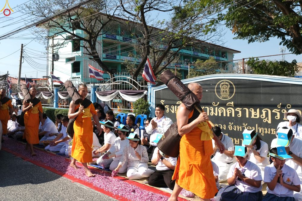 ภาพ No.304164:วันที่ 25 มกราคม พ.ศ. 2569 พิธีต้อนรับพระธรรมยาตรา  รร.สามัคคีราษฏร์บำรุง-วัดพระธรรมกาย ในโครงการธรรมยาตรา กตัญญูบูชา มหาปูชนียาจารย์ พระมงคลเทพมุนี(สด จนฺทสโร) พระผู้ปราบมาร อนุสรณ์สถาน 7 แห่ง ปีที่ 14