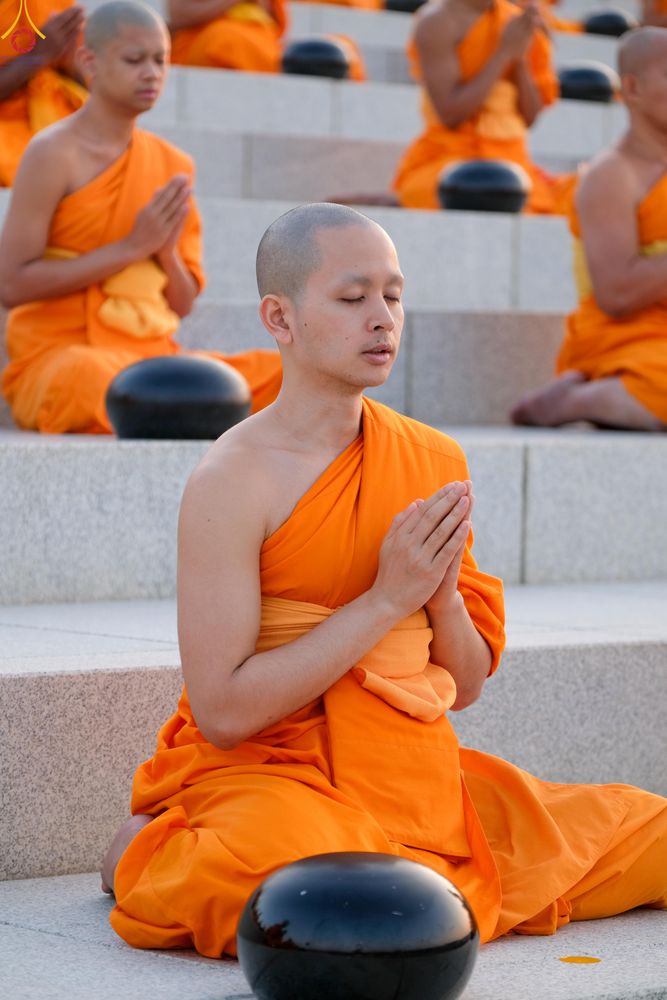 ภาพ No.279722:วันที่ 1 มกราคม พ.ศ.2569 พิธีตักบาตรในวันขึ้นปีใหม่ ณ ลานธรรม วัดพระธรรมกาย