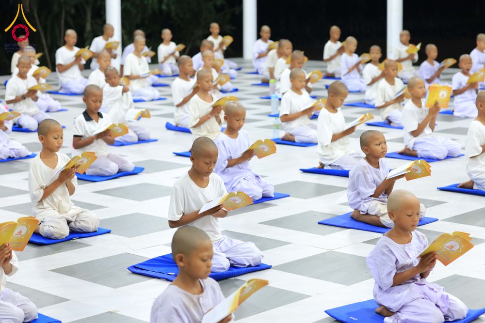 ภาพ No.319951:วันที่ 1 เมษายน พ.ศ.2569 นาคน้อยว่าที่สามเณรธรมทายาท จำนวน 98 คน  ร่วมกันสวดมนต์ทำวัตรเย็นและนั่งสมาธิ ณ ศูนย์ปฏิบัติธรรมบุรีรัมย์ จ.บุรีรัมย์