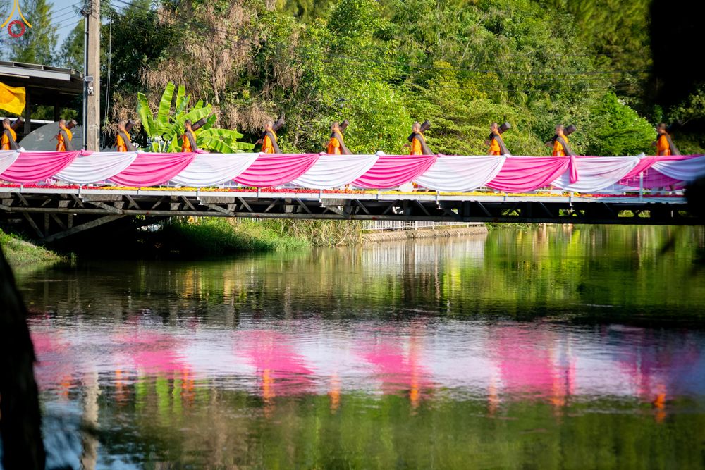 ภาพ No.290581:วันที่ 7 มกราคม พ.ศ. 2569 พิธีต้อนรับพระธรรมยาตรา ณ อนุสรณ์สถานลำดับที่ 2  สถานที่ตั้งมโนปณิธานบวชตลอดชีวิต อนุสรณ์สถานคลองบางนางแท่น (ภาพชุดที่ 2) อ.สามพราน จ.นครปฐม ในโครงการธรรมยาตรา กตัญญูบูชา มหาปูชนียาจารย์ พระมงคลเทพมุนี(สด จนฺทสโร) พระผู้ปราบมาร 