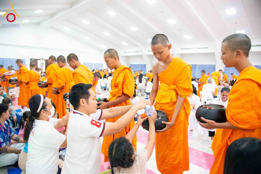 ภาพ No.321881:วันที่ 12 เมษายน พ.ศ.2569 ตักบาตรสงกรานต์ฉลองสามเณรใหม่  ณ ศูนย์ปฏิบัติธรรมระยอง(บ้านช่องลม)