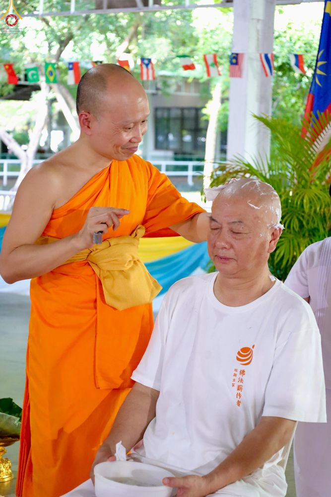 ภาพ No.338388:วันอาทิตย์ที่ 5 กรกฎาคม พศ.2569 พิธีตัดปอยผมธรรมทายาทนานาชาติ IDOP รุ่นที่ 21 จากประเทศจีน มาเลเซีย สิงคโปร์ และไต้หวัน ณ โถงช้าง วัดพระธรรมกาย