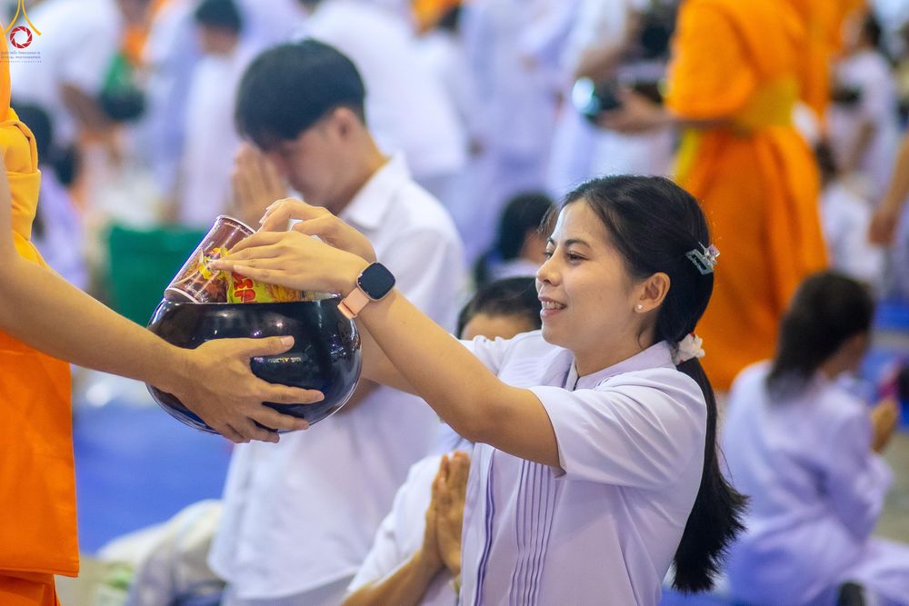 ภาพ No.337680:วันอาทิตย์ต้นเดือน 5 กรกฎาคม พ.ศ.2569 พิธีตักบาตรข้าวสารอาหารแห้ง  ณ บ้านแก้วเรือนทองคุณยายฯ วัดพระธรรมกาย