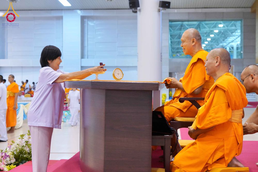 ภาพ No.338069:วันอาทิตย์ต้นเดือน 5 กรกฎาคม พ.ศ.2569 สัมมนาพิเศษ พิธีมอบพระของขวัญ ณ ห้องแก้วสารพัด1 วัดพระธรรมกาย
