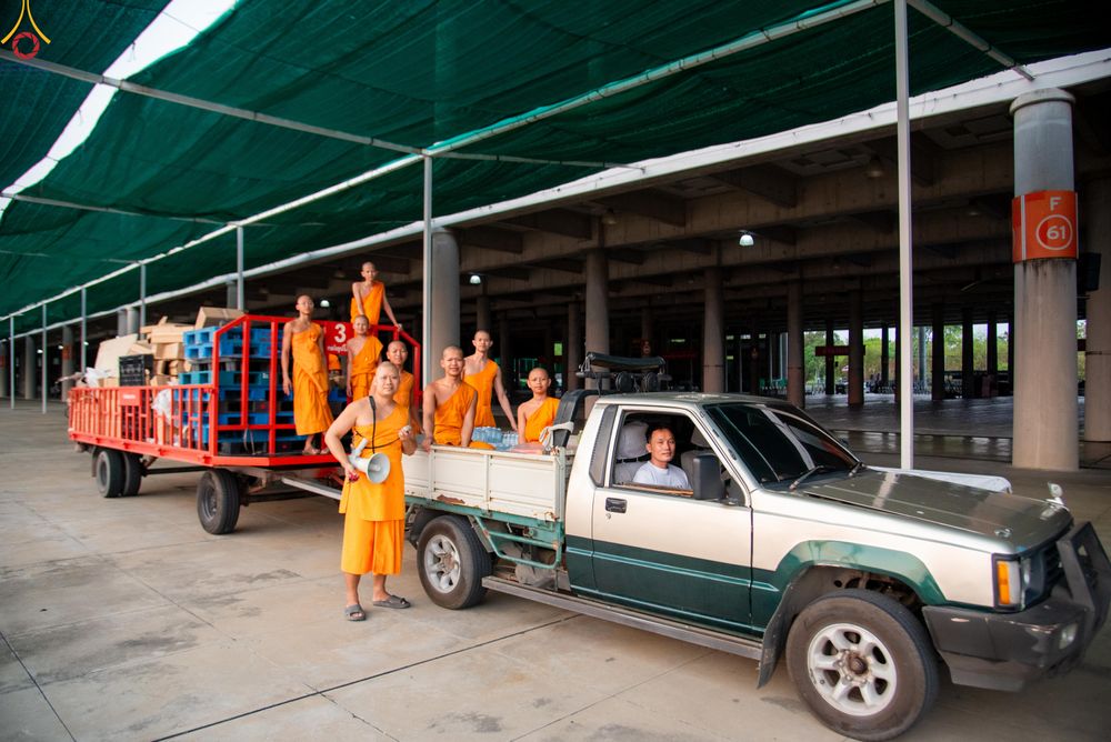 ภาพ No.323177:วันที่ 19 เมษายน พ.ศ.2569 การเรียงกล่องไทยธรรม , เตรียมงานจราจร เพื่องานถวายมหาสังฆทาน 40,000 กว่าวัดทั่วประเทศ วันคุ้มครองโลก 22 เมษายน พ.ศ.2569 วัดพระธรรมกาย