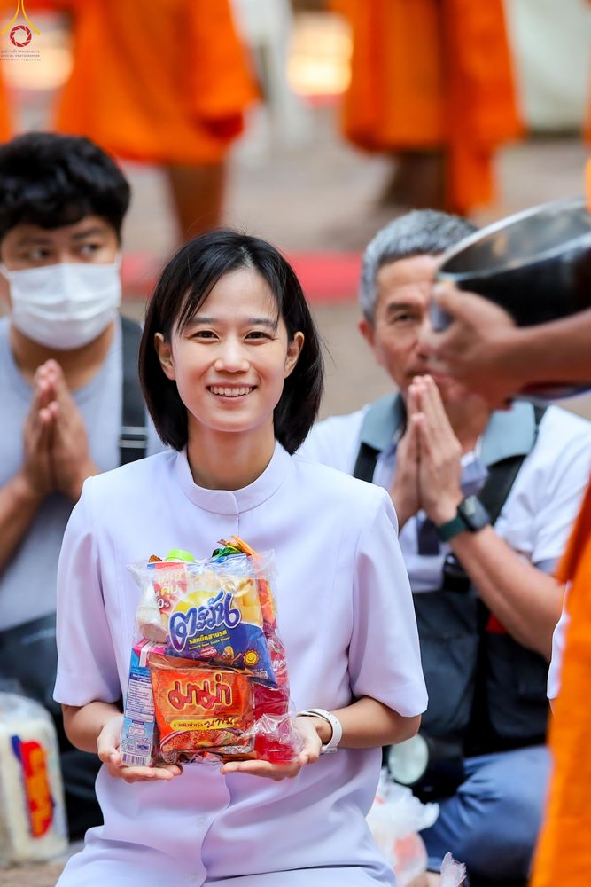 ภาพ No.289319:วันที่ 7 มกราคม พ.ศ. 2569 พิธีตักบาตรพระธรรมยาตรา ณ อนุสรณ์สถานลำดับที่ 1 สถานที่เกิดด้วยรูปกายเนื้อ อนุสรณ์สถานมหาวิหารพระมงคลเทพมุนี (โลตัสแลนด์) อ.สองพี่น้อง จ.สุพรรณบุรี ในโครงการธรรมยาตรา กตัญญูบูชา มหาปูชนียาจารย์ พระมงคลเทพมุนี(สด จนฺทสโร) พระผู้ป