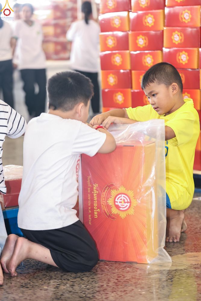 ภาพ No.321186:วันที่ 10-11 เมษายน พ.ศ.2569 การเตรียมกล่องไทยธรรม และการติดผ้ารับประเคน เพื่องานถวายมหาสังฆทาน 40,000 กว่าวัดทั่วประเทศ วันคุ้มครองโลก 22 เมษายน พ.ศ.2569 วัดพระธรรมกาย