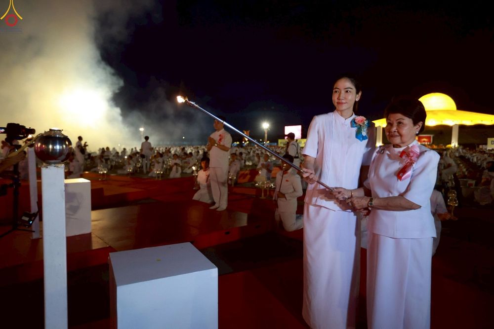 ภาพ No.253616:วันที่ 10 ตุลาคม พ.ศ. 2568 พิธีจุดประทีปบูชาพระผู้ปราบมาร, พิธีจุดประทีปบนพระมหาธรรมกายเจดีย์  20,000 ดวง เนื่องในวันคล้ายวันเกิดครบรอบ 141 ปี พระมงคลเทพมุนี (สด จนฺทสโร)