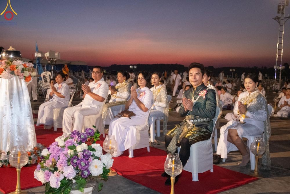 ภาพ No.175922:พิธีจุดประทีปโคมลาน, โคมลอยและลอยกระทง ถวายประทีปเป็นพุทธบูชา สร้างความสว่างไสวให้กับแผ่นดินด้วยแสงธรรม วันที่ 15 พฤศจิกายน พ.ศ. 2567 ณ พุทธอุทยานนานาชาติ อ.โพนพิสัย จ.หนองคาย