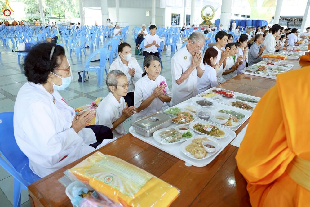 ภาพ No.246978:วันที่ 20 กันยายน พ.ศ. 2568 พิธีถวายเมนูสวรรค์เพื่อการบรรลุธรรม ณ หอฉันคุณยายอาจารย์ฯ วัดพระธรรมกาย