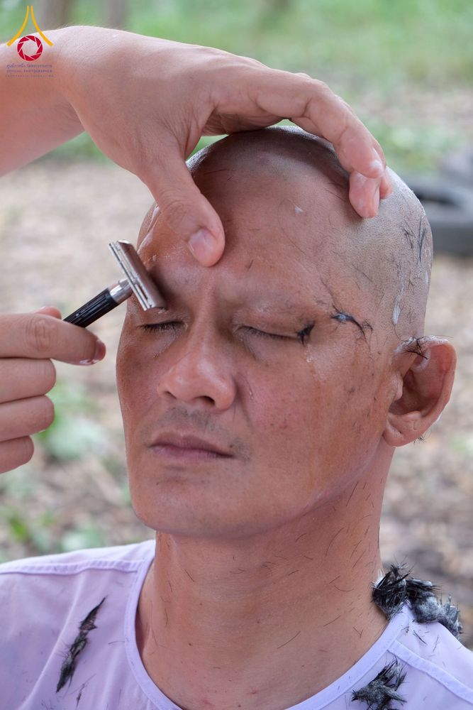 ภาพ No.277904:พิธีตัดปอยผมและปลงผมนาคธรรมทายาท พิธีขอขมาผู้ปกครอง ณ ศูนย์อบรมเยาวชนนครปฐม จ.นครปฐม และพิธีมอบบาตร ผ้าไตร นาคธรรมทายาท พิธีบรรพชา อุปสมบทหมู่ ณ วัดลาดหญ้าไทร จ.นครปฐม