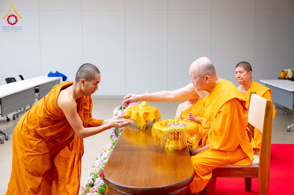 ภาพ No.222594:วันที่ 23 เมษายน พ.ศ. 2568 หลวงพ่อทัตตชีโวต้อนรับคณะสงฆ์บังกลาเทศ ณ อาคาร 100 ปี คุณยายมหารัตนอุบาสิกาจันทร์ ขนนกยูง วัดพระธรรมกาย