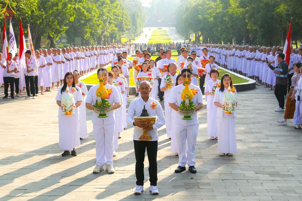 ภาพ No.103034:พิธีวันทาเจดีย์ พิธีเวียนประทักษิณ ธรรมทายาทชาวอินโดนีเซียกว่า 1,000 คน ณ มหาเจดีย์บุโรพุทโธ ประเทศอินโดนีเซีย ในวันที่ 19 ธันวาคม พ.ศ. 2566