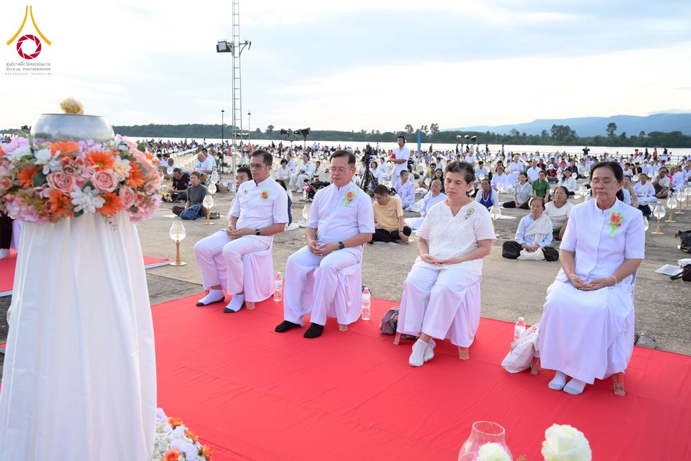 ภาพ No.250424:วันอังคารที่ 7 ตุลาคม พ.ศ. 2568 พิธีจุดประทีปบูชาพระรัตนตรัย ณ ลานธรรมปทุมรัตน์ธรรมเจดีย์ พุทธอุทยานนานาชาติ อ.โพนพิสัย จ.หนองคาย