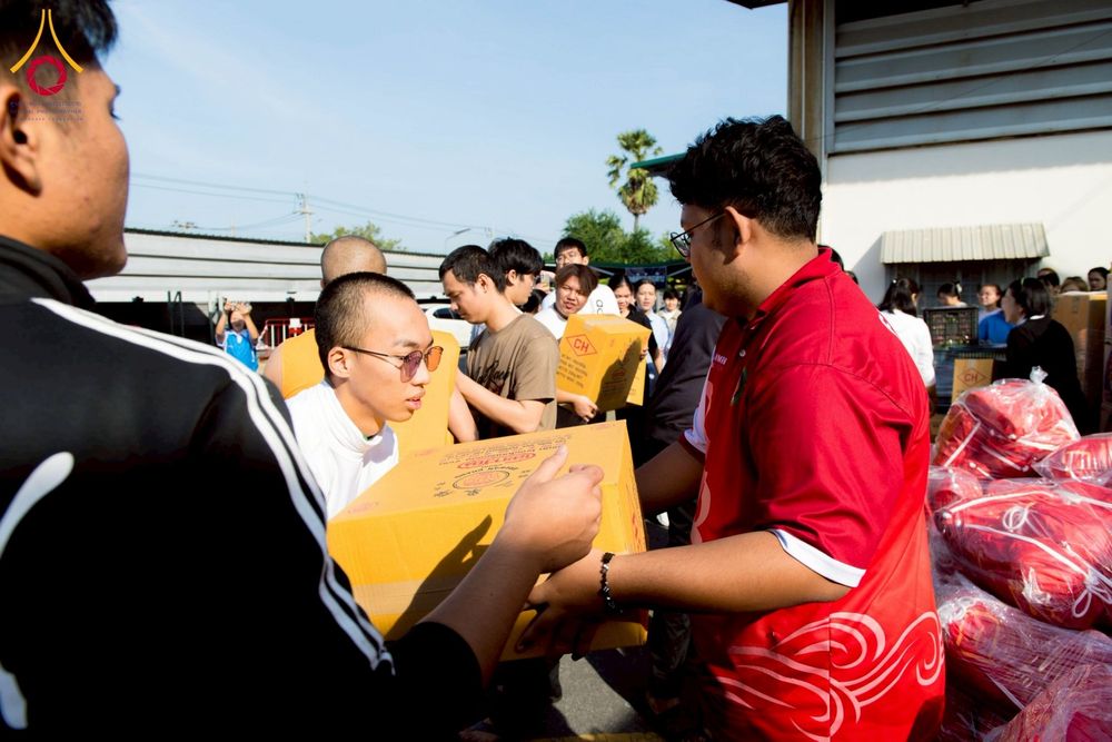 ภาพ No.273651:วันที่ 27 พฤศจิกายน พ.ศ. 2568 คณะศิษยานุศิษย์วัดพระธรรมกาย มูลนิธิธรรมกาย มอบอาหารและสิ่งของความช่วยเหลือให้พี่น้องชาวใต้ ผู้ประสบอุทกภัยน้ำท่วม
