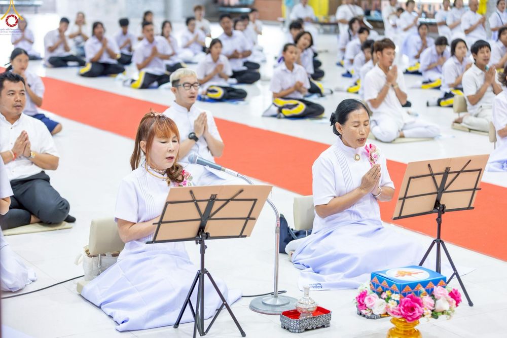 ภาพ No.249048:วันที่ 26-28 กันยายน พ.ศ. 2568 โครงการอบรม อุบาสกแก้ว อุบาสิกาแก้ว รุ่นที่ 3  ณ ศูนย์ปฏิบัติธรรมสมุทรปราการ ได้รับความเมตตาจากคณะสงฆ์ในพื้นที่  รวมถึงผู้บริหารสถานศึกษา ที่นำนักเรียนระดับมัธยมปลาย  มารับฟังข้อมูลเพื่อที่จะเป็นกำลังสำคัญ ในการเข้าร่วมขบวน