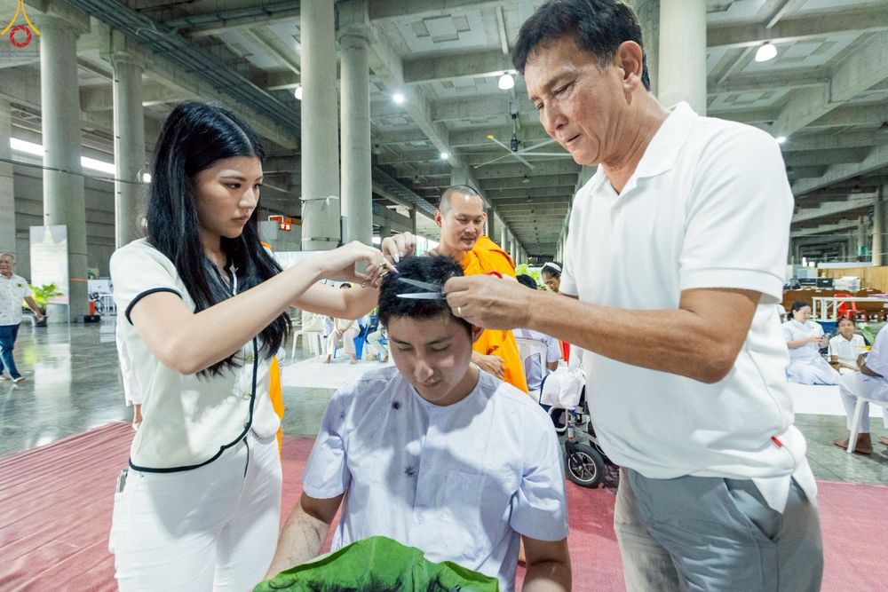 ภาพ No.242932:วันที่ 31 สิงหาคม พ.ศ. 2568 พิธีตัดปอยผมและปลงผม โครงการอุปสมบทหมู่บูชาธรรม ครบรอบ 108 ปี วันครูผู้ค้นพบวิชชาธรรมกาย ณ วัดพระธรรมกาย