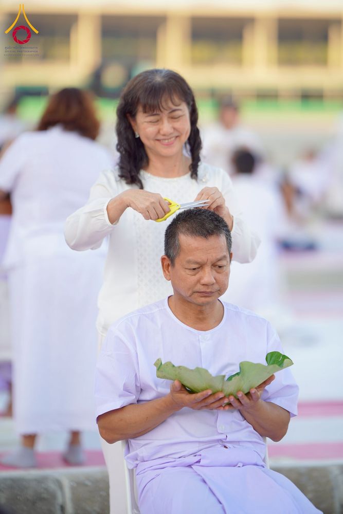 ภาพ No.274725:วันอาทิตย์ที่ 30 พฤศจิกายน พ.ศ. 2568 พิธีปลงผม โครงการอุปสมบทบูชาธรรมมหาปูชนียาจารย์ ปี 2568 ณ ลานธรรมพระมหาธรรมกายเจดีย์ ฝั่งทิศตะวันตก ระหว่างวิหารคดหมายเลข 8 และ 9 วัดพระธรรมกาย