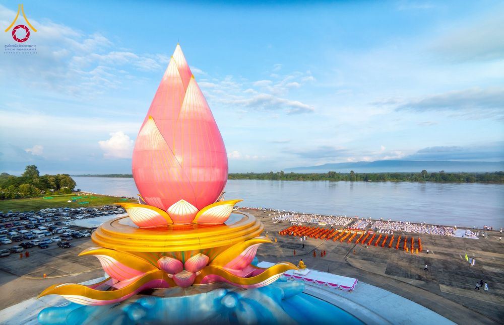 ภาพ No.250517:วันพุธที่ 8 ตุลาคม พ.ศ. 2568 พิธีตักบาตรเทโวโรหณะ ณ ลานธรรมปทุมรัตน์ธรรมเจดีย์ พุทธอุทยานนานาชาติ อ.โพนพิสัย จ.หนองคาย