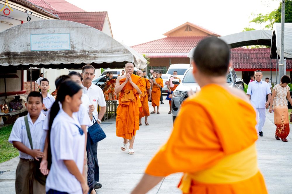 ภาพ No.234356:วันพฤหัสบดีที่ 24 กรกฎาคม พ.ศ. 2568 พิธีถวายสังฆทานแก่คณะสงฆ์ 323 วัด , พิธีมอบกองทุนหนุนแรงใจช่วยครูใต้ , พิธีทำบุญส่วนกุศลแด่ผู้วายชนม์ ในเหตุการณ์ความไม่สงบ 4 จังหวัด ชายแดนภาคใต้ (ปัตตานี , ยะลา , นราธิวาส , สงขลา) ปีที่ 21 ครั้งที่ 179 ณ วัดเวฬุวัน 
