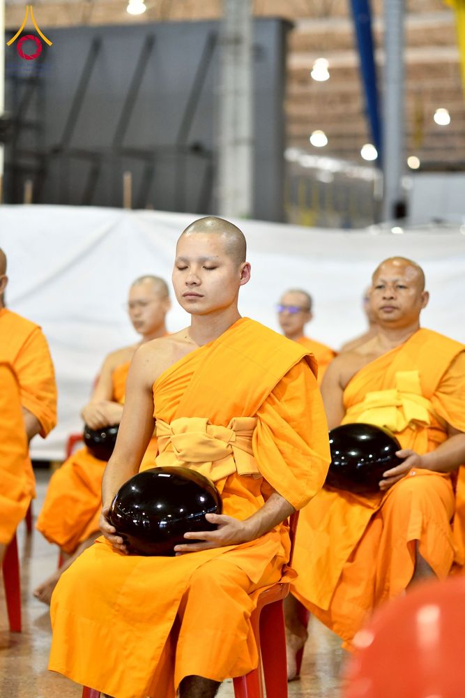 ภาพ No.256745:วันที่ 5 ตุลาคม พ.ศ. 2568 พิธีตักบาตร ข้าวสารอาหารแห้ง ณ บ้านแก้วเรือนทองคุณยายฯ สภาธรรมกายสากล วัดพระธรรมกาย