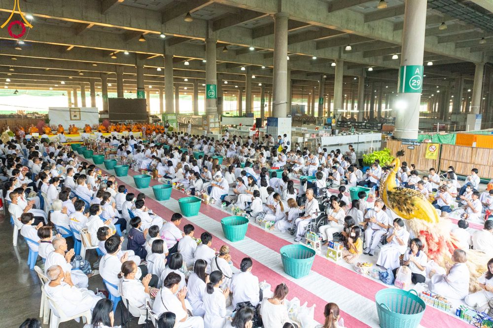 ภาพ No.115447:พิธีตักบาตรฉลองพระใหม่ ในโครงการอุปสมบทหมู่บูชาธรรม 115 ปี คุณยายอาจารย์มหารัตนอุบาสิกาจันทร์ ขนนกยูง วันที่ 19  มกราคม พ.ศ. 2567 ณ มหารัตนวิหารคด วัดพระธรรมกาย