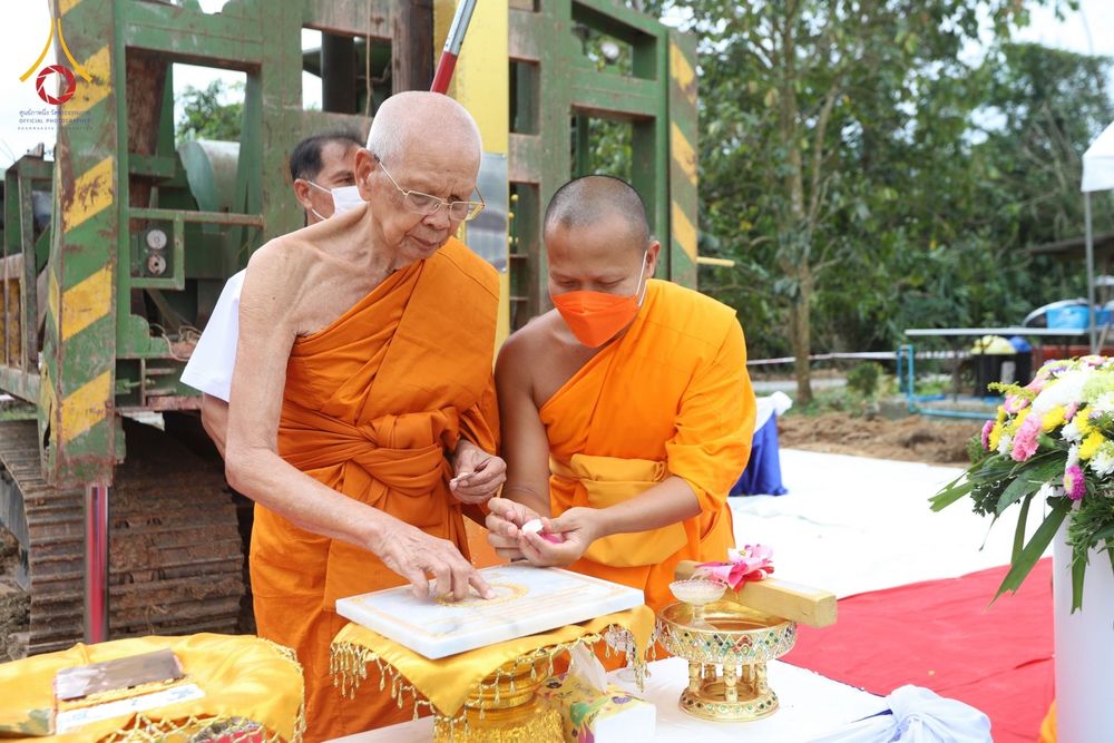 ภาพ No.76109:9พิธีวางศิลาฤกษ์ และตอกเสาเข็มมงคลต้นแรก สร้างหอฉันคุณยายอาจารย์มหารัตนอุบาสิกาจันทร์ ขนนกยูง  ณ ศูนย์ปฎิบัติธรรมนานาชาติสะเดา จ.สงขลา วันที่ 27 มกราคม พ.ศ. 2566