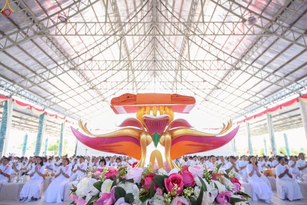 ภาพ No.262389:วันที่ 19 ตุลาคม พ.ศ. 2568 พิธีทอดกฐินสถาปนา แผ่นบันมงคลมหาเศรษฐี อาคาร 80 ปี หลวงพ่อธัมมชโย ในโครงการกฐินสามัคคีทั่วไทย 30,000 วัด บูชาธรรม 81 ปี หลวงพ่อธัมมชโย โดยคณะศิษยานุศิษย์วัดพระธรรมกาย ณ ศูนย์ปฏิบัติธรรมวิหารแดง ต.เจริญธรรม อ.วิหารแดง จ.สระบุรี