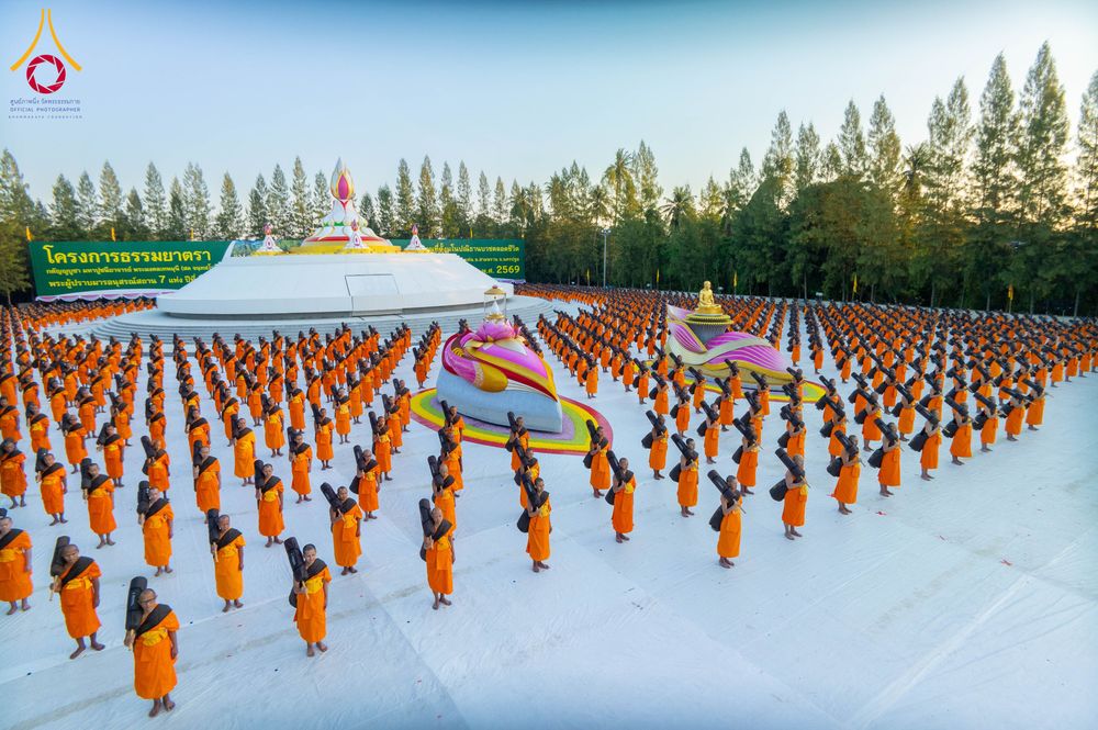 ภาพ No.290657:วันที่ 8 มกราคม พ.ศ. 2569 พระธรรมยาตราปฏิบัติธรรม และถ่ายภาพหมู่ประวัติศาสตร์ ในโครงการธรรมยาตรา กตัญญูบูชามหาปูชนียาจารย์ พระมงคลเทพมุนี(สด จนฺทสโร) พระผู้ปราบมาร อนุสรณ์สถาน 7 แห่ง ปีที่ 14 ณ อนุสรณ์สถานคลองบางนางแท่น อ.สามพราน จ.นครปฐม