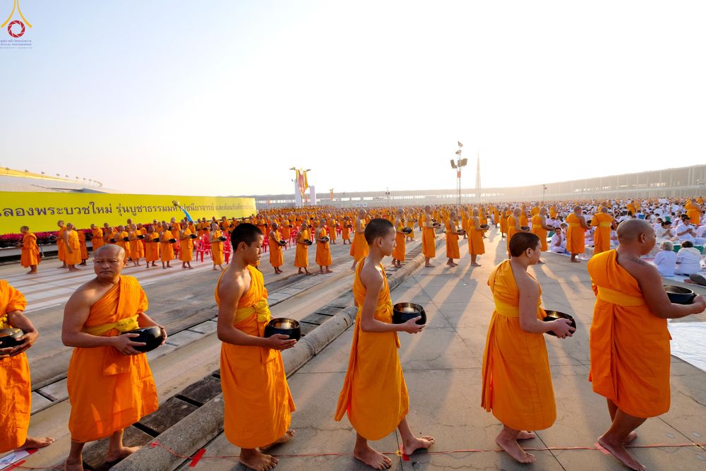 ภาพ No.279814:วันที่ 1 มกราคม พ.ศ.2569 พิธีตักบาตรในวันขึ้นปีใหม่ ณ ลานธรรม วัดพระธรรมกาย