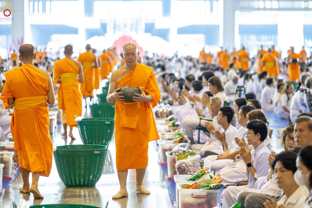 ภาพ No.311338:วันอาทิตย์ต้นเดือนที่ 1 มีนาคม พ.ศ.2569 พิธีตักบาตร และ พิธีบูชาข้าวพระ ณ สภาธรรมกายสากล วัดพระธรรมกาย