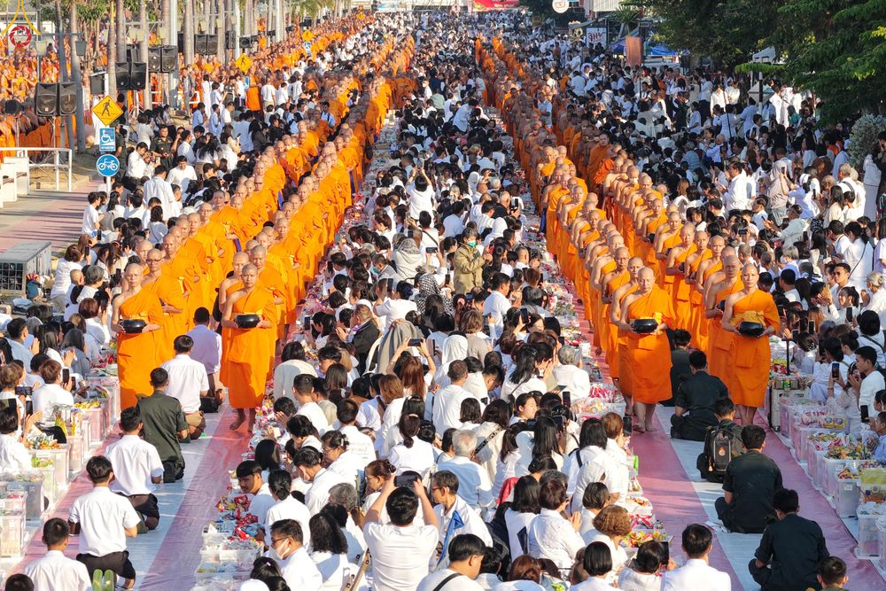 ภาพ No.284235:วันเสาร์ที่ 20 ธันวาคม พ.ศ.2568  พิธีตักบาตรพระ 10,000 รูป เนื่องในโอกาส 194 ปี จังหวัดกาญจนบุรี และอุทิศส่วนกุศลให้แด่บรรพชนทั้งหลาย บริเวณถนนสองแคว (Skywalk) เมืองกาญจนบุรี