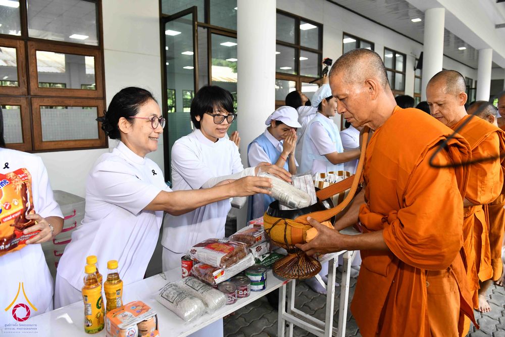ภาพ No.344303:วันที่ 12 สิงหาคม พ.ศ. 2569  พสกนิกรชาวอำเภอคลองหลวง พร้อมใจร่วมพิธีสวดพระพุทธมนต์และทำบุญตักบาตรถวายพระราชกุศล เนื่องในวันคล้ายวันพระราชสมภพ สมเด็จพระบรมราชชนนีพันปีหลวง และวันแม่แห่งชาติ 12 สิงหาคม 2569