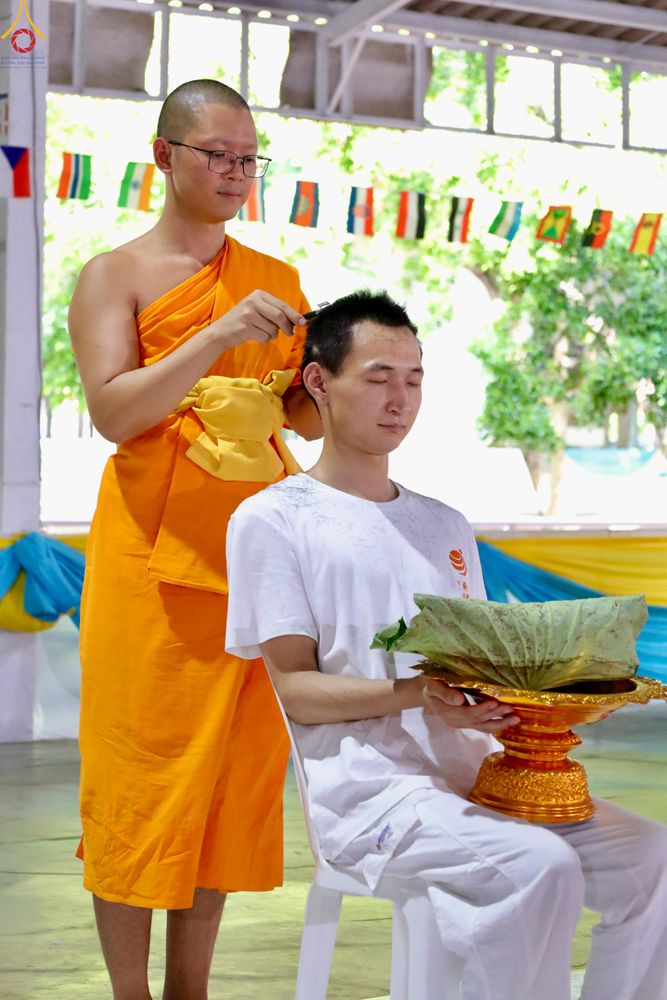 ภาพ No.338356:วันอาทิตย์ที่ 5 กรกฎาคม พศ.2569 พิธีตัดปอยผมธรรมทายาทนานาชาติ IDOP รุ่นที่ 21 จากประเทศจีน มาเลเซีย สิงคโปร์ และไต้หวัน ณ โถงช้าง วัดพระธรรมกาย