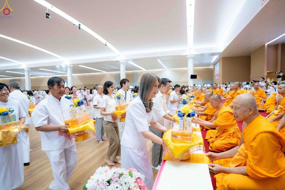 ภาพ No.343646:วันที่ 16 สิงหาคม พ.ศ.2569 พิธีถวายคิลานเภสัช และอุปกรณ์ทางการแพทย์ ณ ห้องแก้วสารพัดนึก2 วัดพระธรรมกาย